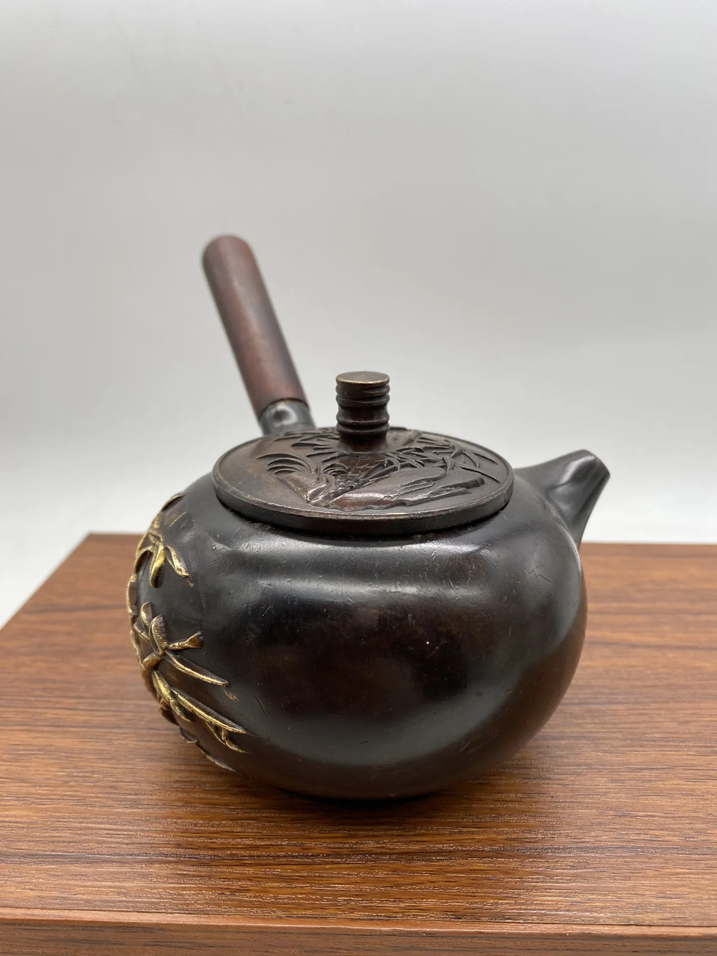 China bronze bronze Dourado Longo cabo de madeira pote de Chá, Chaleira Bule de chá De Água Fervente Chaleira Decoração Enfeite pote de decoração Imagem 1