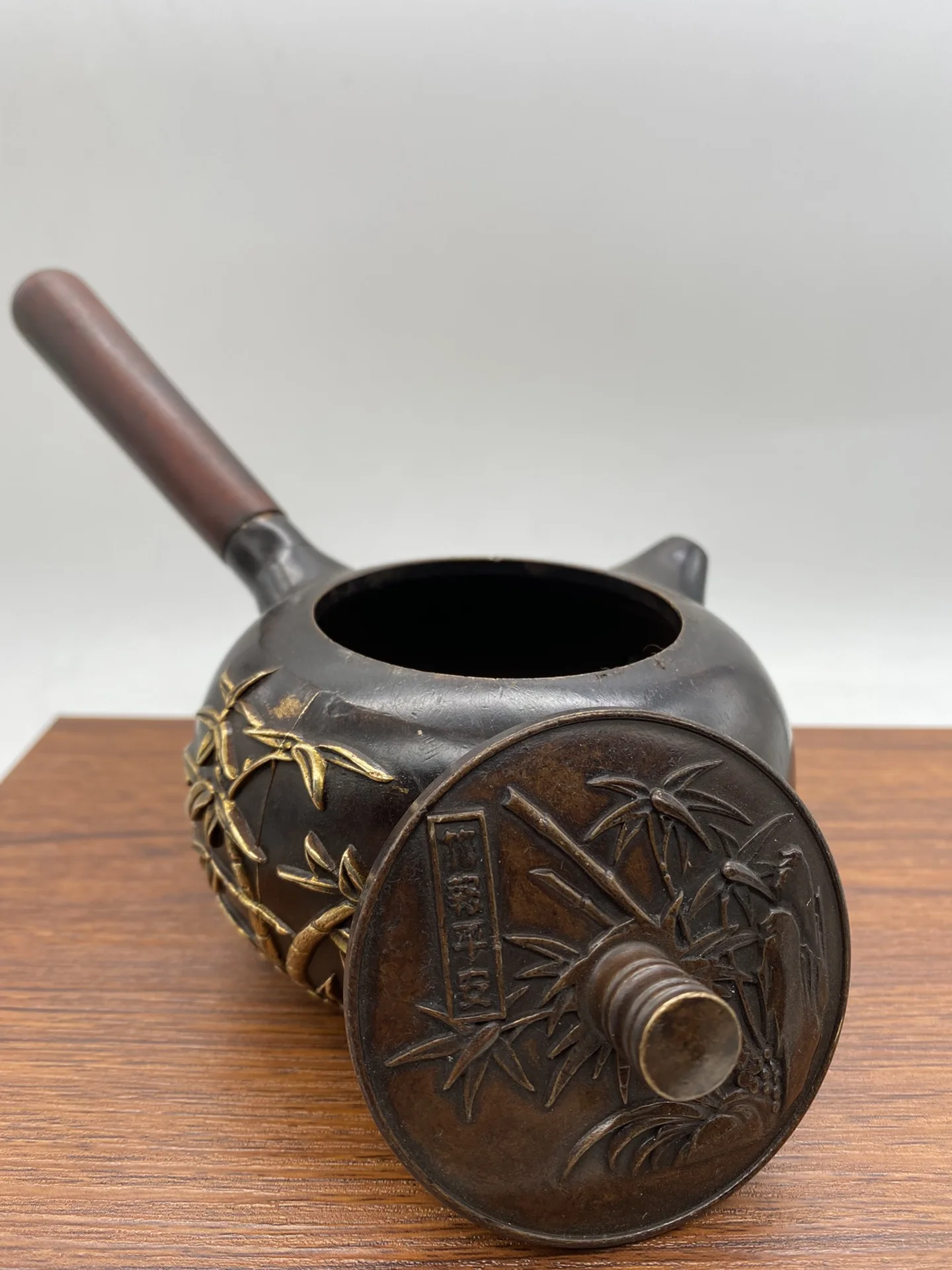 China bronze bronze Dourado Longo cabo de madeira pote de Chá, Chaleira Bule de chá De Água Fervente Chaleira Decoração Enfeite pote de decoração Imagem 2