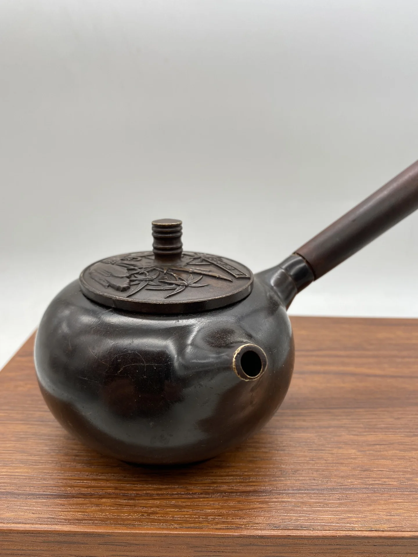 China bronze bronze Dourado Longo cabo de madeira pote de Chá, Chaleira Bule de chá De Água Fervente Chaleira Decoração Enfeite pote de decoração Imagem 3