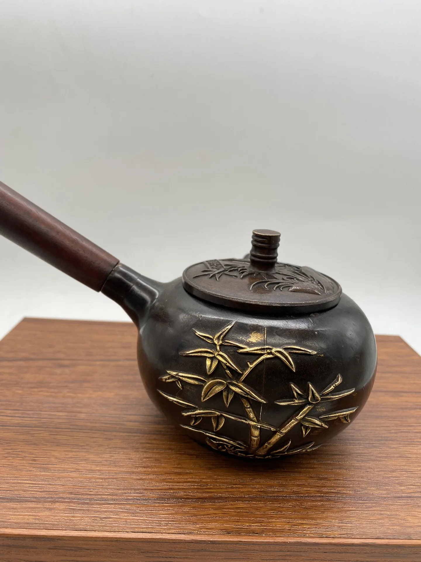 China bronze bronze Dourado Longo cabo de madeira pote de Chá, Chaleira Bule de chá De Água Fervente Chaleira Decoração Enfeite pote de decoração Imagem 4