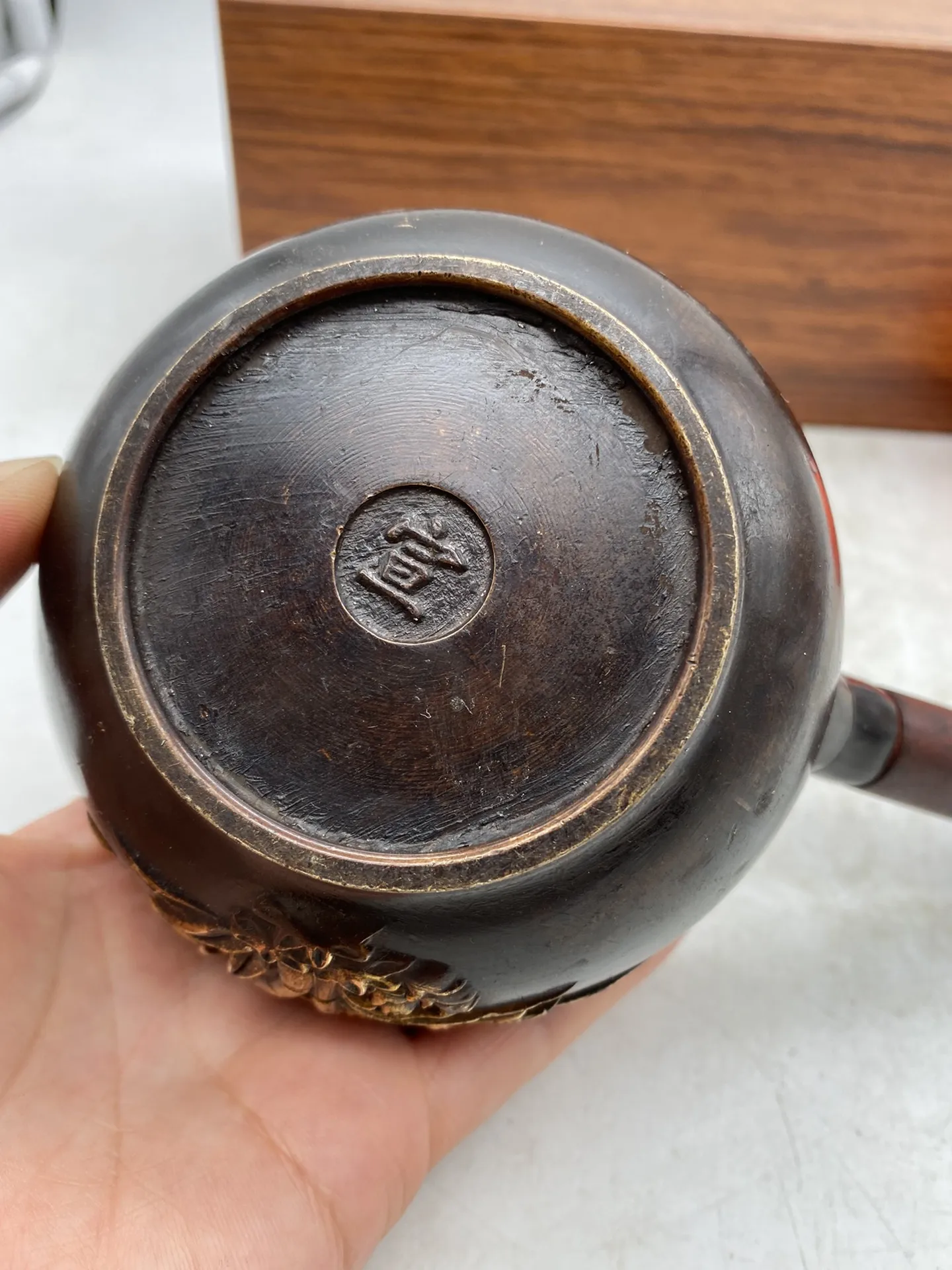 China bronze bronze Dourado Longo cabo de madeira pote de Chá, Chaleira Bule de chá De Água Fervente Chaleira Decoração Enfeite pote de decoração Imagem 5